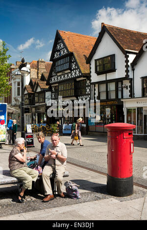 Royaume-uni, Angleterre, Somerset, Taunton, Fore Street, les gens assis dans sunshine au Caffe Nero Banque D'Images