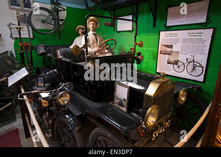 Royaume-uni, Angleterre, Somerset, Taunton, Évêques Lydeard Mill, modèle T Ford et Raleigh de moto dans la pièce automobile Banque D'Images