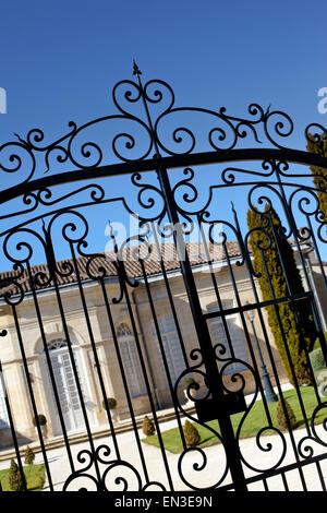 Porte en fer forgé d'un élégant monument à Saint-Emilion, France Banque D'Images