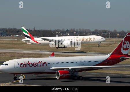 Unis Boeing 777-300 ER avion de passagers à l'atterrissage à l'aéroport international de Düsseldorf Allemagne Banque D'Images