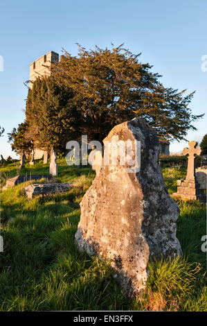 St Stephen's Church, Old Radnor, Powys, Wales, UK. Une probable à l'âge du Bronze standing stone réutilisé comme une pierre tombale dans le cimetière Banque D'Images