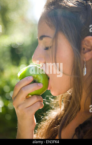 USA, Utah, Léhi, teenage girl (16-17) eating apple Banque D'Images