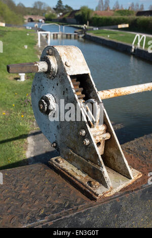 Verrouiller la porte ouvrant sur le bobinage Kennet and Avon Canal de Devizes dans le Wiltshire England UK Banque D'Images