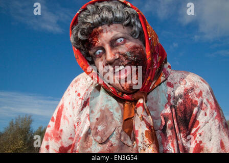 Zombie femme en foulard à très Royston Vasey Banque D'Images