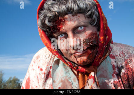 Zombie femme en foulard à très Royston Vasey Banque D'Images