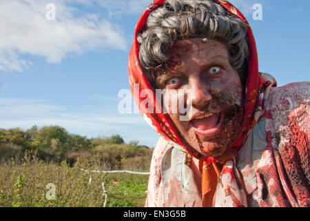 Zombie femme en foulard à très Royston Vasey Banque D'Images