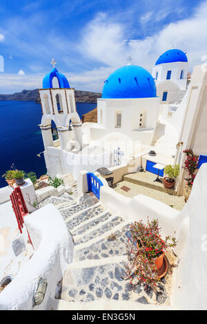 Églises au dôme bleu sur la Caldeira à Oia sur l'île grecque de Santorin. Banque D'Images