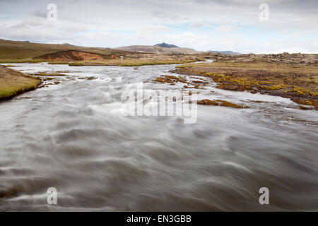 Rivière qui traverse le paysage volcanique en Islande Banque D'Images