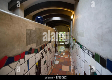 Kawakawa, Nouvelle-Zélande. Mar 28, 2015. Kawakawa, Nouvelle-Zélande - 28 mars 2015 - Les toilettes publiques conçu par l'artiste autrichien Friedensreich Hundertwasser le 28 mars 2015 à Kawakawa, Nouvelle-Zélande. © dpa/Alamy Live News Banque D'Images