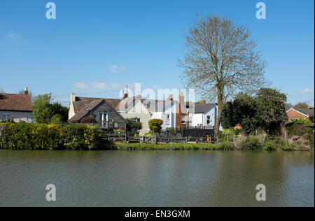 Vue sur le Kennet and Avon Canal à la maisons privées à Devizes Banque D'Images