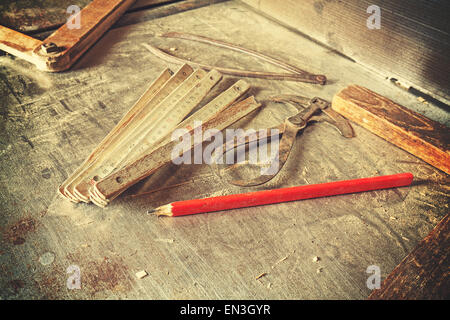 Retro photo filtrée de vieux outils de menuisier traditionnel. Banque D'Images