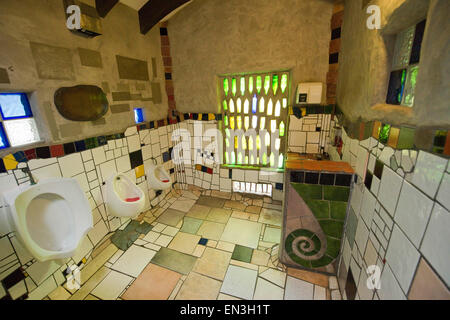 Kawakawa, Nouvelle-Zélande. Mar 28, 2015. Kawakawa, Nouvelle-Zélande - 28 mars 2015 - Les toilettes publiques conçu par l'artiste autrichien Friedensreich Hundertwasser le 28 mars 2015 à Kawakawa, Nouvelle-Zélande. © dpa/Alamy Live News Banque D'Images