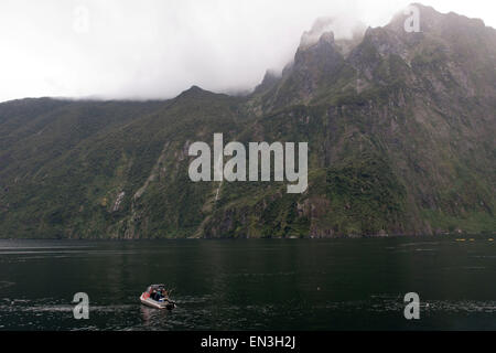 Milford Sound, Nouvelle Zélande. 3ème apr 2015. Milford Sound, Nouvelle Zélande - 3 avril 2015 - Les pêcheurs d'un bateau de pêche le 3 avril, 2015 à Milford Sound, Nouvelle Zélande. © dpa/Alamy Live News Banque D'Images