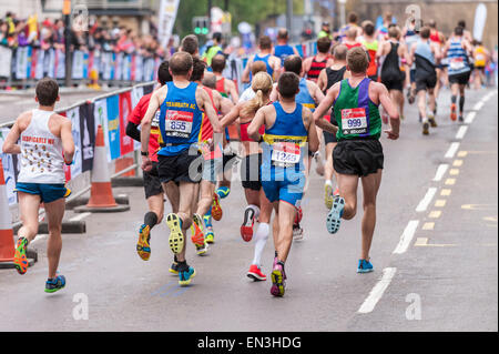 Londres, Royaume-Uni. 26 avril 2015. Paula Radcliffe, actuel détenteur du record du monde, en compétition dans son dernier marathon à l'Autoroute, Près de mile 13, au cours de la Vierge Argent Marathon de Londres. Crédit : Stephen Chung / Alamy Live News Banque D'Images