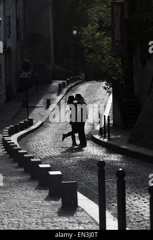 France, silhouettes de couple kissing on street Banque D'Images