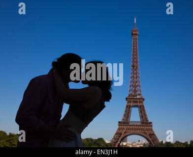 France, Couple kissing près de Eiffel Tower Banque D'Images