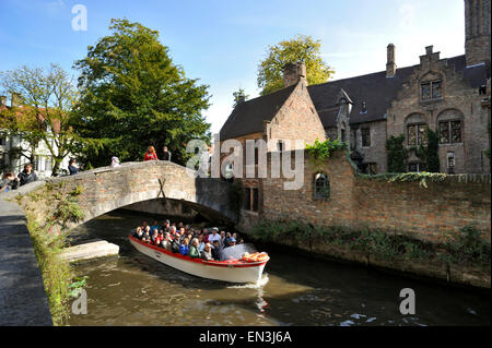 Belgique, Bruges, Hof Arents, pont Bonifacius et bateau touristique Banque D'Images