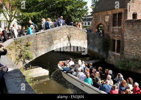 Belgique, Bruges, Hof Arents, pont Bonifacius et bateau touristique Banque D'Images