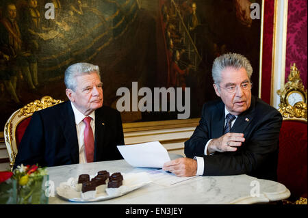 (150427) -- Vienne, 27 avril 2015 (Xinhua) -- Le Président Autrichien Heinz Fischer (R) rencontre avec le Président allemand Joachim Gauck à Vienne, Autriche, le 27 avril 2015. (Xinhua/Qian Yi) Banque D'Images