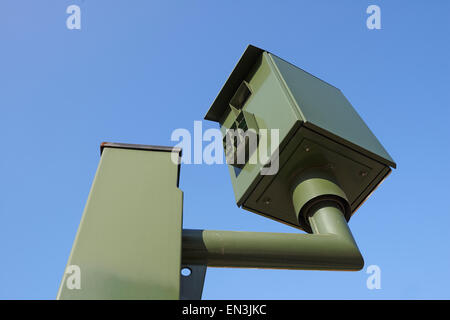 Speed camera control contre ciel bleu clair Banque D'Images