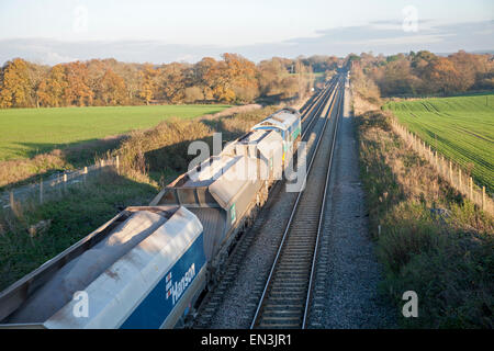 Les wagons de train de fret ouvert sur la ligne principale de la côte ouest à Woodborough, Wiltshire, England, UK Banque D'Images