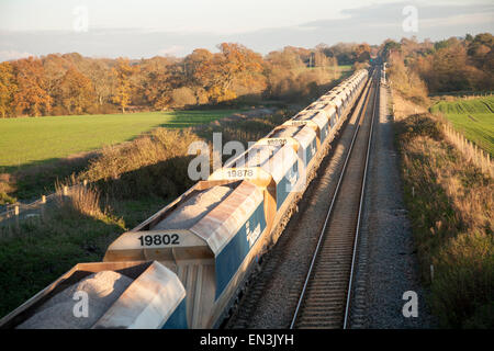 Les wagons de train de fret ouvert sur la ligne principale de la côte ouest à Woodborough, Wiltshire, England, UK Banque D'Images