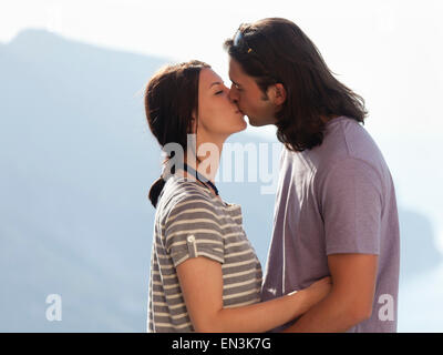 L'Italie, Côte d'Amalfi, Ravello, jeune couple kissing Banque D'Images