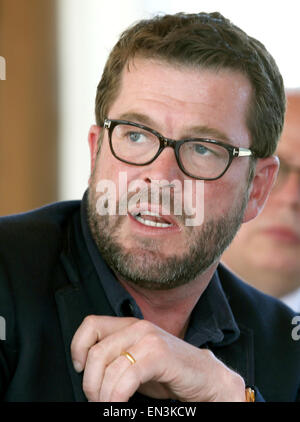 Elamu, Allemagne. Apr 27, 2015. L'ancien ministre allemand de la Défense Karl-Theodor zu Guttenberg (CSU) assiste à une conférence de presse tenue par la presse allemande Angency (dpa) dans Elamu, Allemagne, 27 avril 2015. Zu Guttenberg a mis en garde contre des attentes trop optimistes pour le sommet du G7 qui aura lieu à Elmau en juin. Photo : Stephan Jansen/dpa/Alamy Live News Banque D'Images