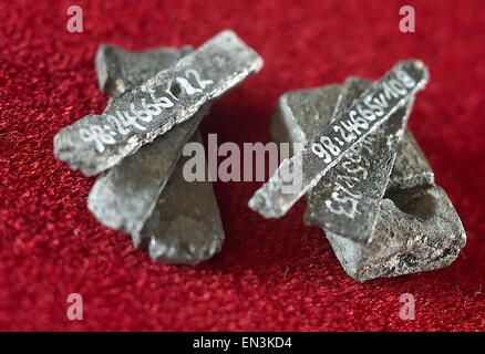 L'impression des lettres faites de conduit, à partir de la 16e siècle, sont exposées dans le dépôt du musée d'Etat de la préhistoire à Halle, Allemagne, 19 mars 2015. Les objets historiques ont été trouvés lors de fouilles dans la ville de Wittenberg. L'office d'état pour la préservation des monuments anciens et l'archéologie de la Saxe-Anhalt, de la fondation 'Schloss Friedensstein Gotha', le Musée d'histoire allemande à Berlin et la fondation 'Luthergedenkstaetten Sachsen-Anhalt' ont joint leurs efforts pour compiler une exposition complète sur Martin Luther, réformateur allemand composé d'environ 2000 pièces, fo Banque D'Images