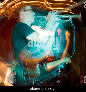 USA,Utah,Provo,Man playing Trumpet in club Banque D'Images