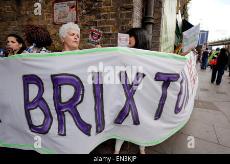 Les manifestants forment une chaîne humaine autour de l'arches de fer à Brixton pour protester contre les expulsions. Banque D'Images