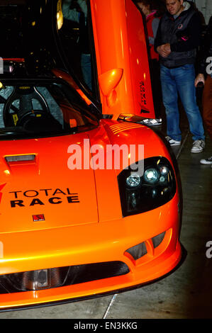 Moscow Tuning Show 2015 belle jeune fille posant à côté du visiteur de l'exposition avec une orange Saleen Banque D'Images