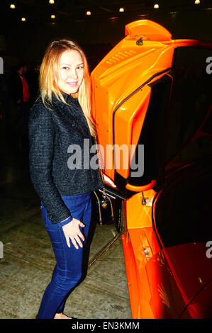 Moscow Tuning Show 2015 belle jeune fille posant à côté du visiteur de l'exposition avec une orange Saleen Banque D'Images