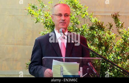 Ramallah, Cisjordanie, territoire palestinien. Apr 27, 2015. Le Premier Ministre palestinien Rami Hamdallah prend part à une cérémonie à l'représentant néerlandais, marquant le jour du Roi (Koningsdag), la célébration de l'anniversaire du roi, dans la ville de Ramallah, en Cisjordanie, le 27 avril 2015 Credit : Premier Ministre Office/APA/Images/fil ZUMA Alamy Live News Banque D'Images