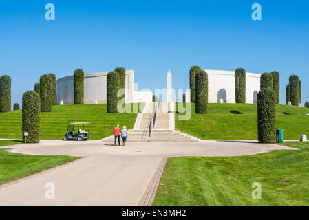 Les visiteurs du Mémorial des Forces armées National Memorial Arboretum Alrewas Staffordshire England UK GB EU Europe Banque D'Images