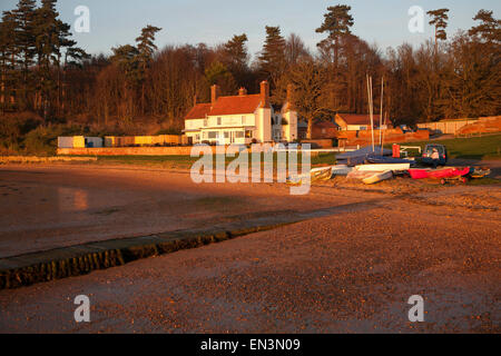 Waldringfield Arms pub coucher du soleil d'hiver, rivière Deben, Waldringfield, Suffolk, Angleterre Banque D'Images