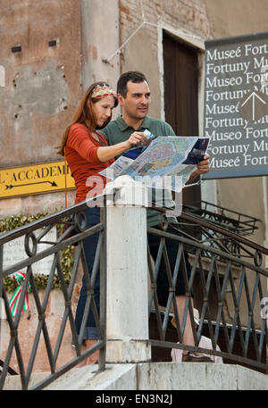 L'Italie, Venise, couple avec la carte, les visites touristiques en ville Banque D'Images