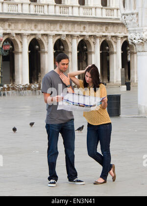 L'Italie, Venise, Young couple looking at map sur la Place Saint Marc Banque D'Images