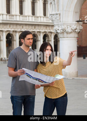 L'Italie, Venise, Young couple looking at map sur la Place Saint Marc Banque D'Images