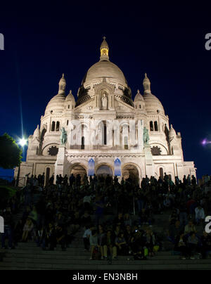 France, Paris, Montmartre, Sacré Coeur de touristes sur les mesures Banque D'Images