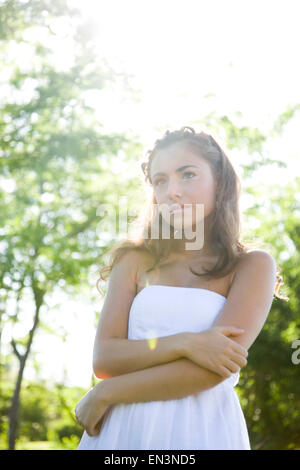 USA, Utah, Léhi, teenage girl (16-17) wearing white dress outdoors Banque D'Images