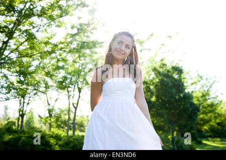 USA, Utah, Léhi, teenage girl (16-17) wearing white dress outdoors Banque D'Images