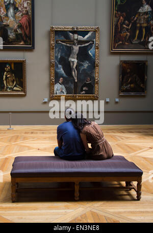 France, Paris, le Louvre, Young couple looking at Christ en croix adoré par les donateurs par El Greco Banque D'Images