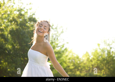 USA, Utah, Léhi, teenage girl (16-17) wearing white dress outdoors Banque D'Images