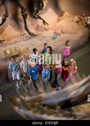 USA, Utah, Léhi, enseignant avec enfants (4-9) at museum Banque D'Images