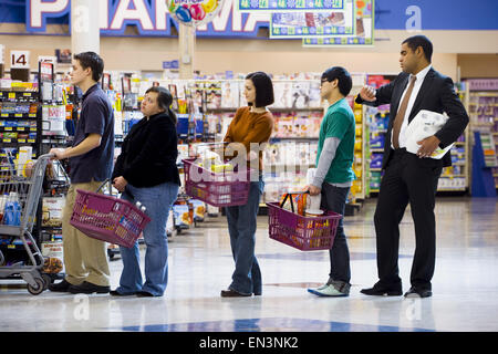 Shopping at grocery store Banque D'Images