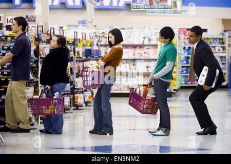 Shopping at grocery store Banque D'Images