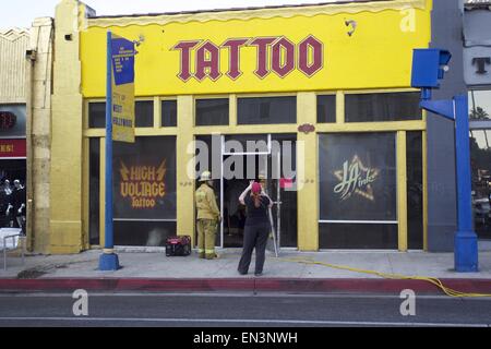 Kat Von D's salon de tatouage va en flammes KAT VON D's célèbre salon de tatouage dans West Hollywood a subi de graves dommages après un incendie a éclaté dans les premières heures du jeudi (23OCT14). Les pompiers ont été appelés sur les lieux du centre d'achats à Los Angeles à environ 4h00 heure locale d'éteindre les flammes qui ont engouffré la célébrité de l'artiste d'encre tatouage haute tension, où la réalité montrent la Ink est filmé, et d'un coiffeur. La cause de l'incendie est présentement sous enquête. Aucun blessé n'a été signalé au cours de l'incident. Von D n'a pas encore de commentaires sur l'actualité. Fe Banque D'Images