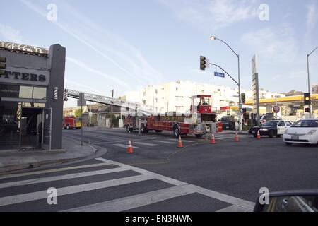 Kat Von D's salon de tatouage va en flammes KAT VON D's célèbre salon de tatouage dans West Hollywood a subi de graves dommages après un incendie a éclaté dans les premières heures du jeudi (23OCT14). Les pompiers ont été appelés sur les lieux du centre d'achats à Los Angeles à environ 4h00 heure locale d'éteindre les flammes qui ont engouffré la célébrité de l'artiste d'encre tatouage haute tension, où la réalité montrent la Ink est filmé, et d'un coiffeur. La cause de l'incendie est présentement sous enquête. Aucun blessé n'a été signalé au cours de l'incident. Von D n'a pas encore de commentaires sur l'actualité. Fe Banque D'Images