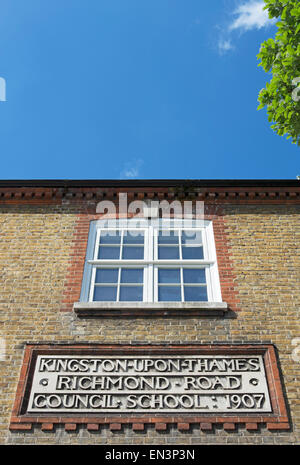 Plaque murale en briques le marquage 1907 Richmond Road School conseil, Kingston upon Thames, Surrey, Angleterre Banque D'Images